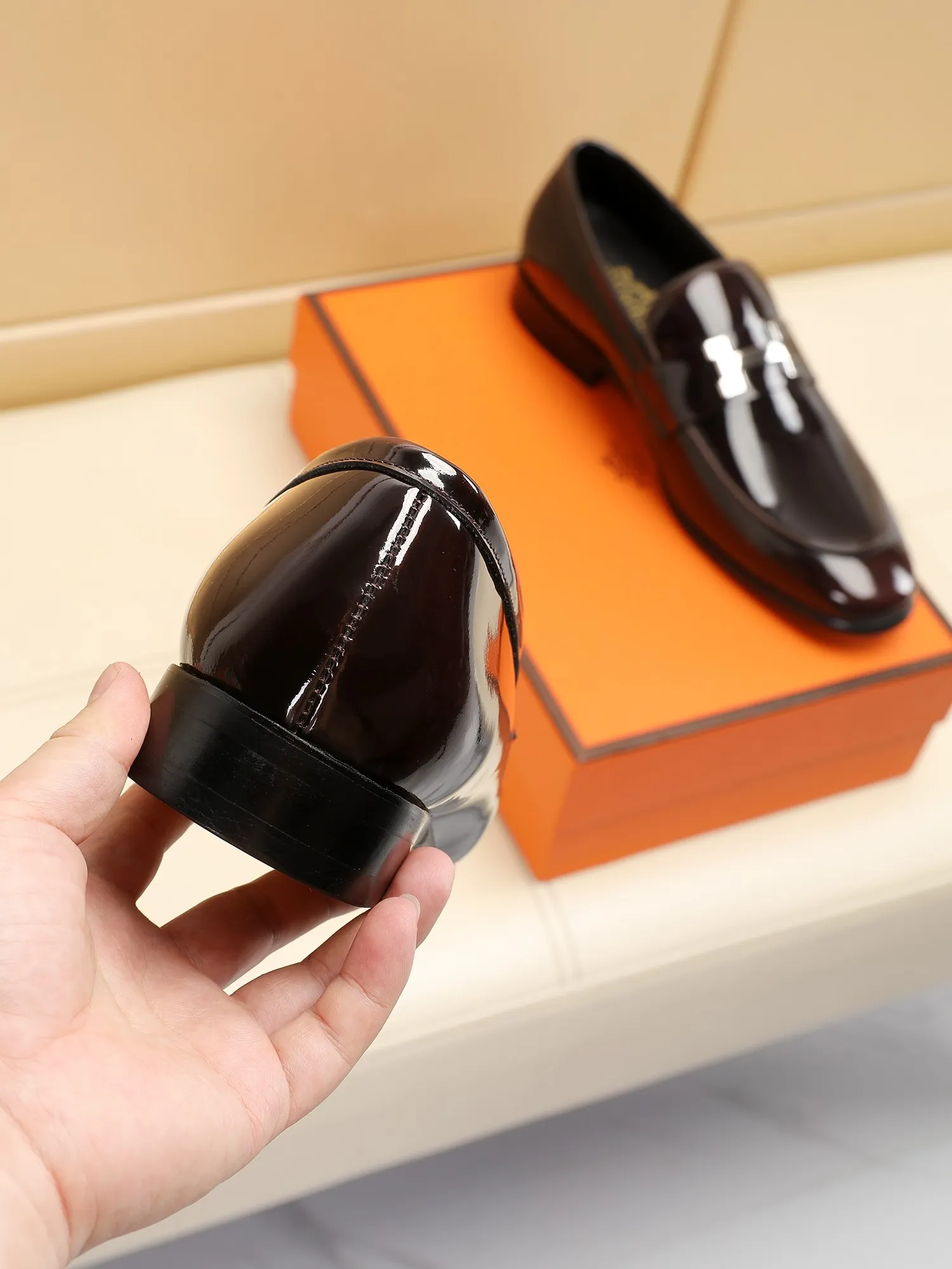 Factory price 460💶[HERMES] (cowhide lining)🍀Italian top luxury🍀He does not pursue novel styles and gorgeous colors, but attracts the favor of successful men with his flawless, elegant and classic style! This very, very comfortable, simple and stable style makes it easy to match any style! The pattern is absolutely 1:1 refined from the original case, and we strive for excellence in materials, imported cowhide + cowhide lining💪💪💪extraordinary texture👍! .Code number: 39 to 44 (38.4546 customized)